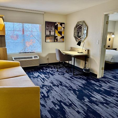 Отель La Quinta By Wyndham Austin Southwest Экстерьер фото