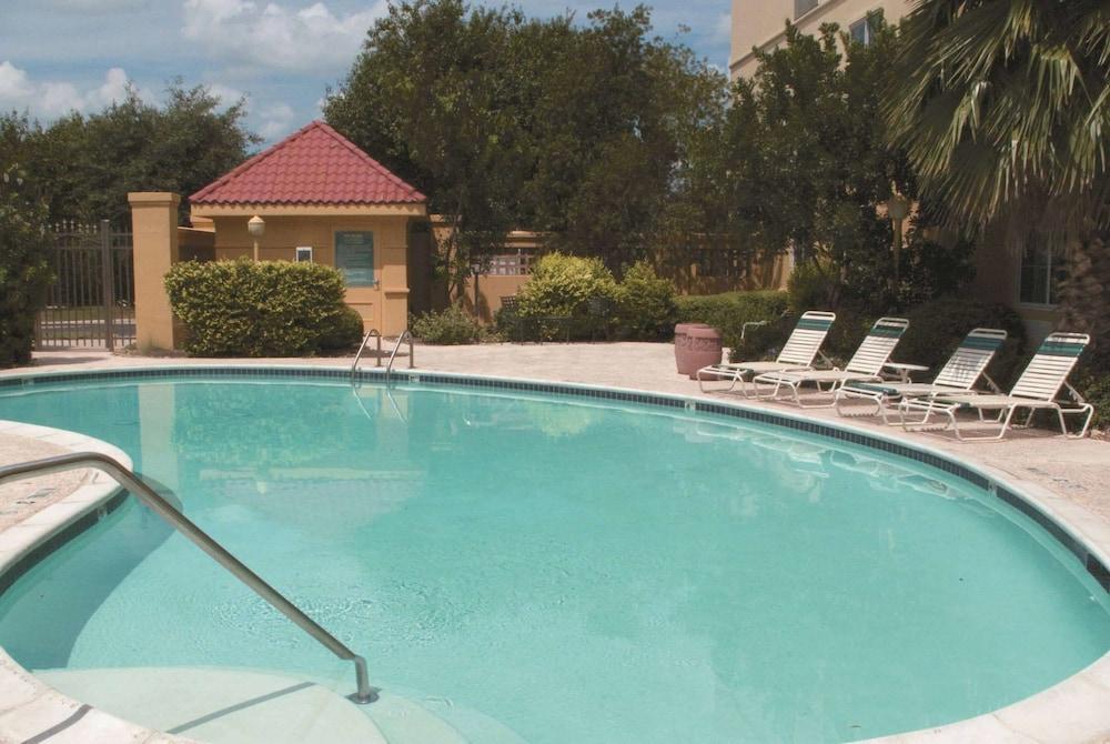 Отель La Quinta By Wyndham Austin Southwest Экстерьер фото