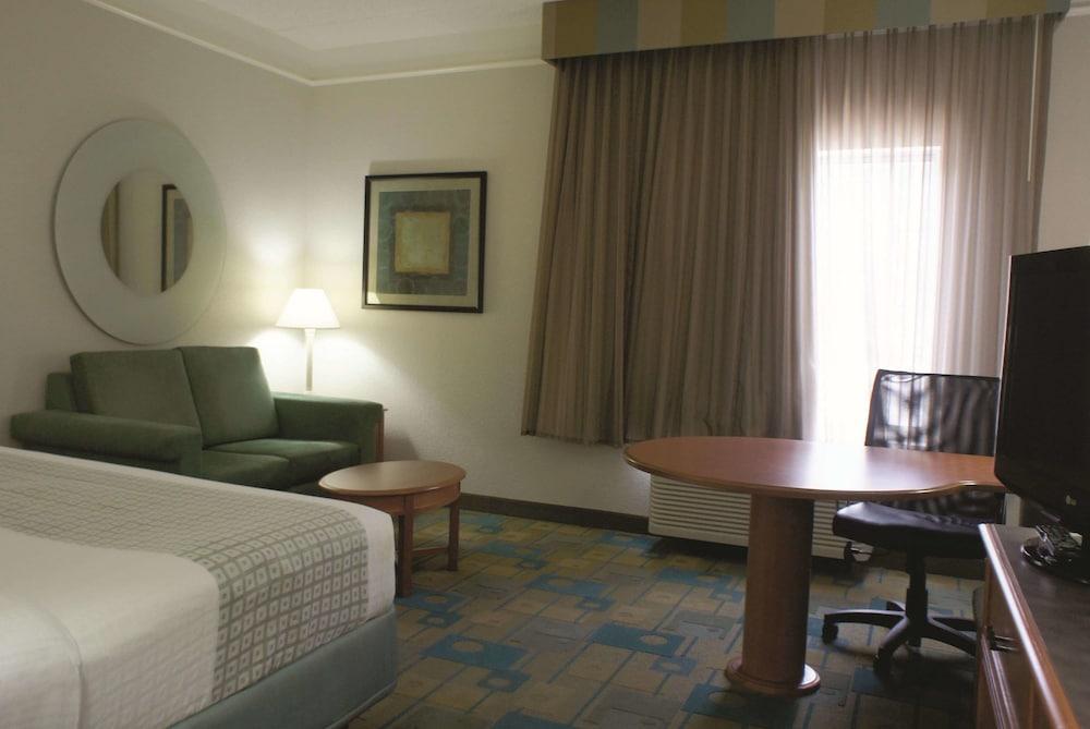 Отель La Quinta By Wyndham Austin Southwest Экстерьер фото