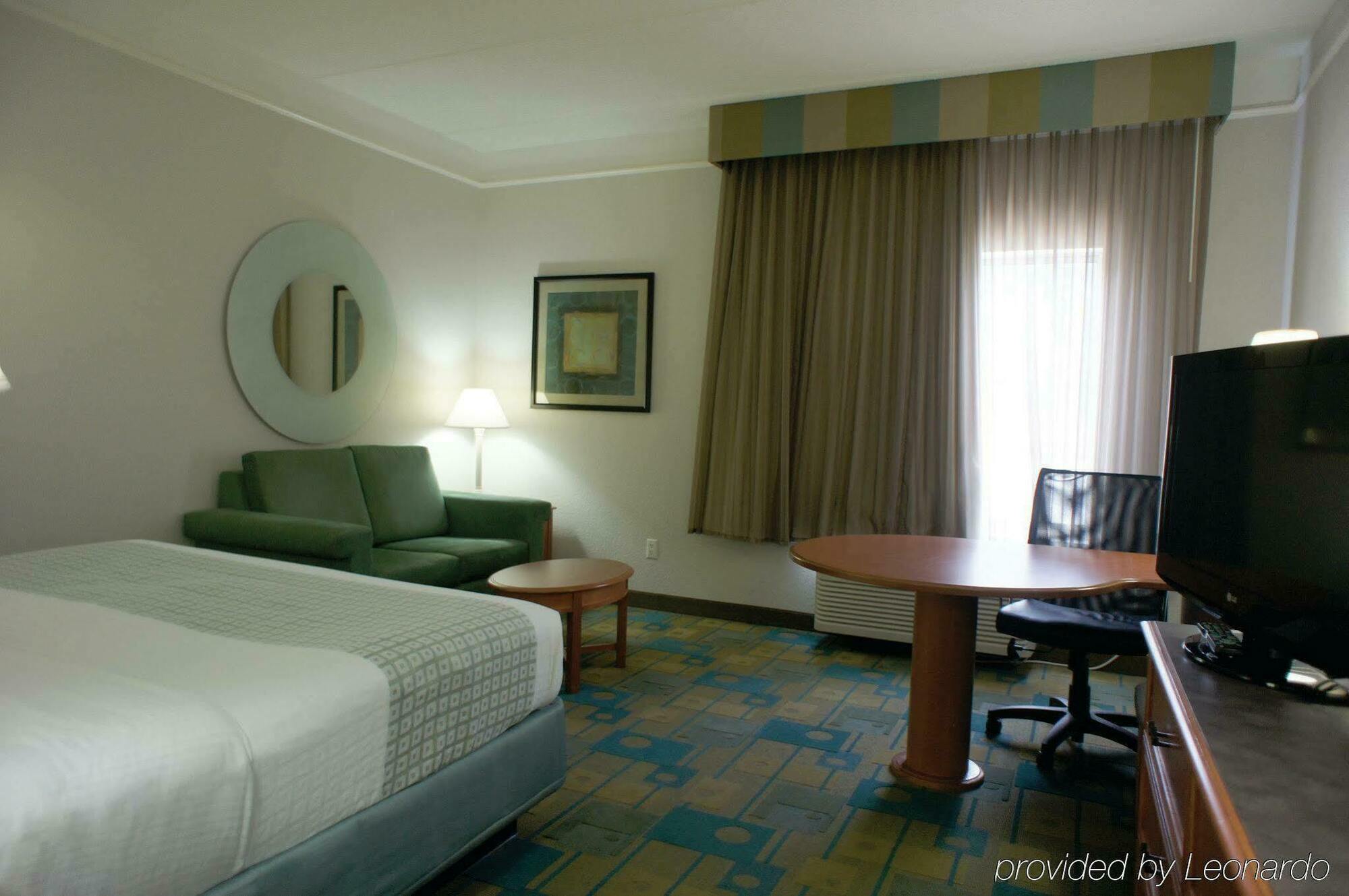 Отель La Quinta By Wyndham Austin Southwest Экстерьер фото
